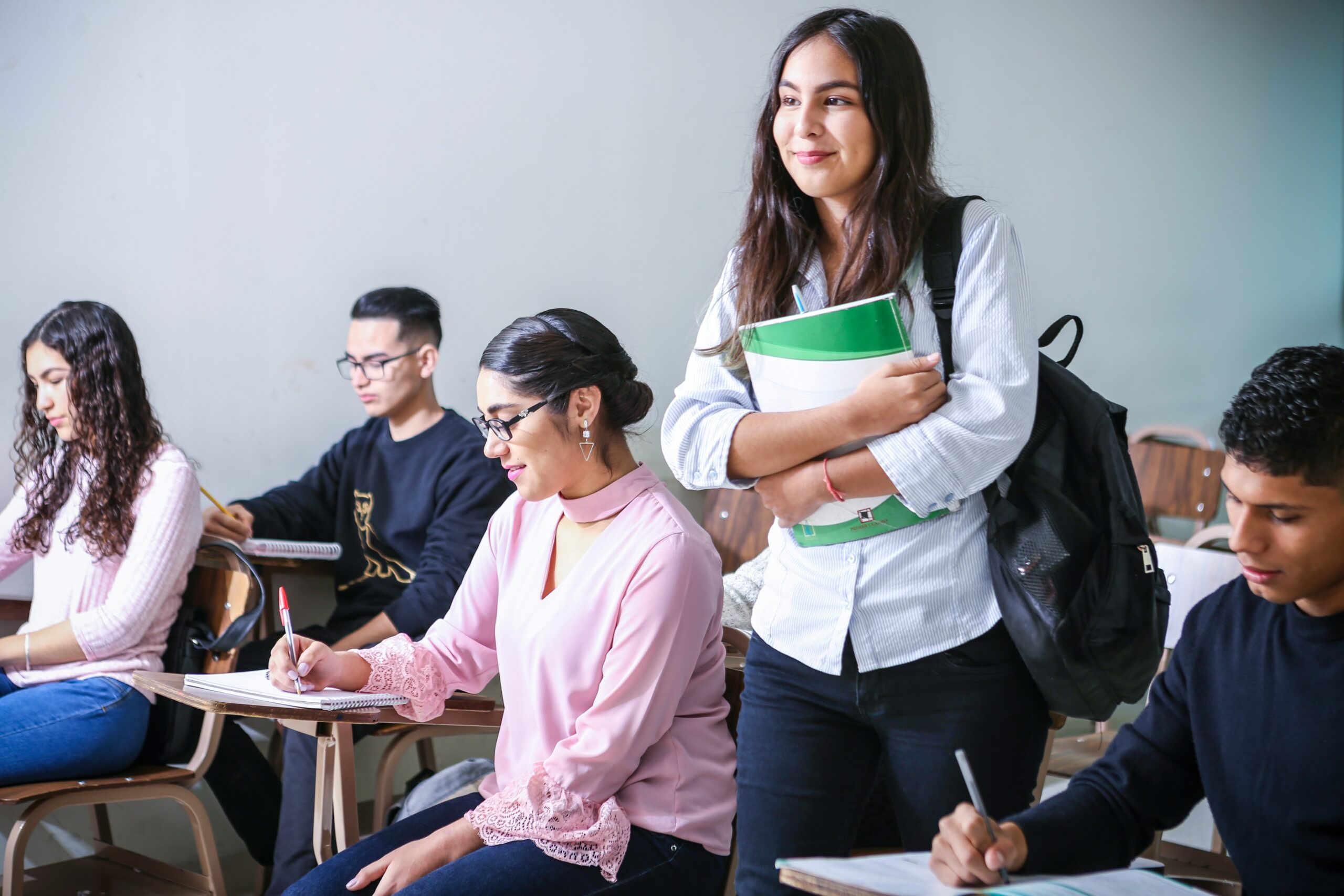 Vagas para quem tem ensino médio completo: onde procurar?